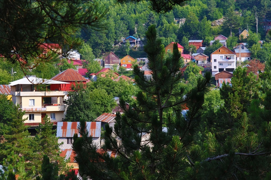 Çukurova'da sıcaktan bunalanlar Zorkun Yaylası'nda serinliyor