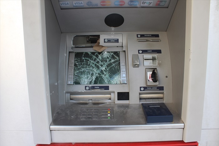 Adana'da annesiyle tartıştı ATM'ye zarar verdi..