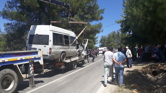 Lastiği patlayan minibüs yayalara çarptı: 2 ölü, 2 yaralı