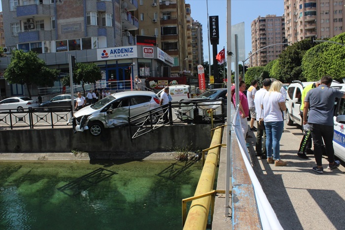 Kazada savrulan otomobilin sulama kanalına düşmesini korkuluk önledi