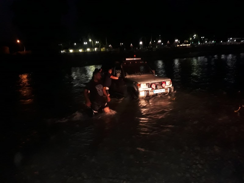 Irmakta araçlarıyla mahsur kalan aile itfaiye ekiplerince kurtarıldı