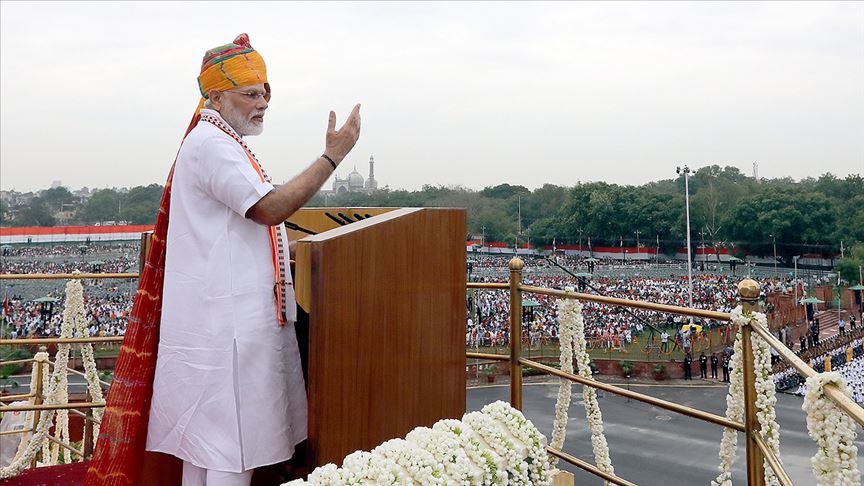 Modi'den bağımsızlık gününde Keşmir savunması