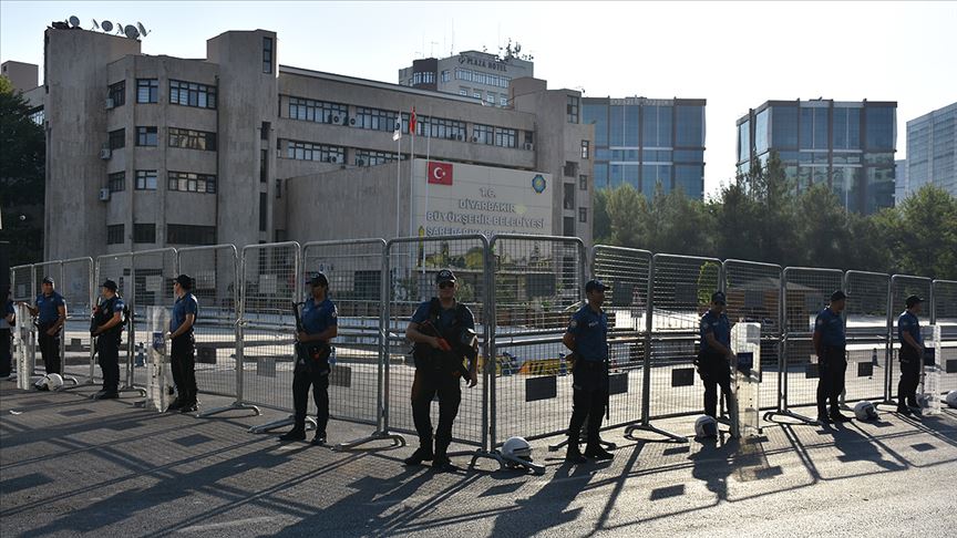 Üç belediye başkanı terör bağlantısı nedeniyle görevden uzaklaştırıldı