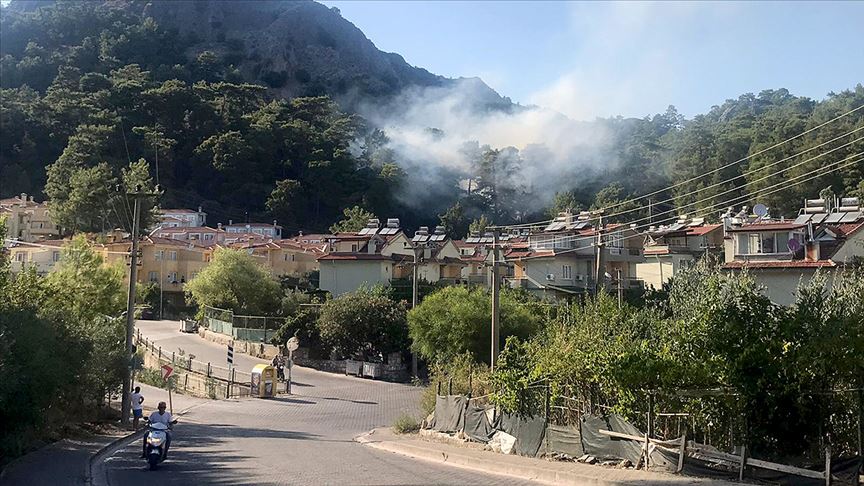 Marmaris'te yerleşim yerlerine yakın noktada orman yangını