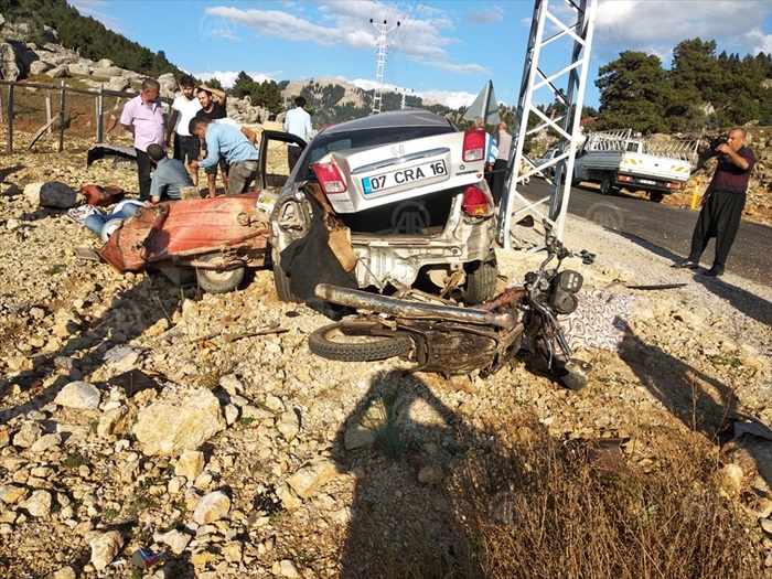 Adana'da motosiklet ile otomobil çarpıştı: 1 ölü, 1 yaralı 