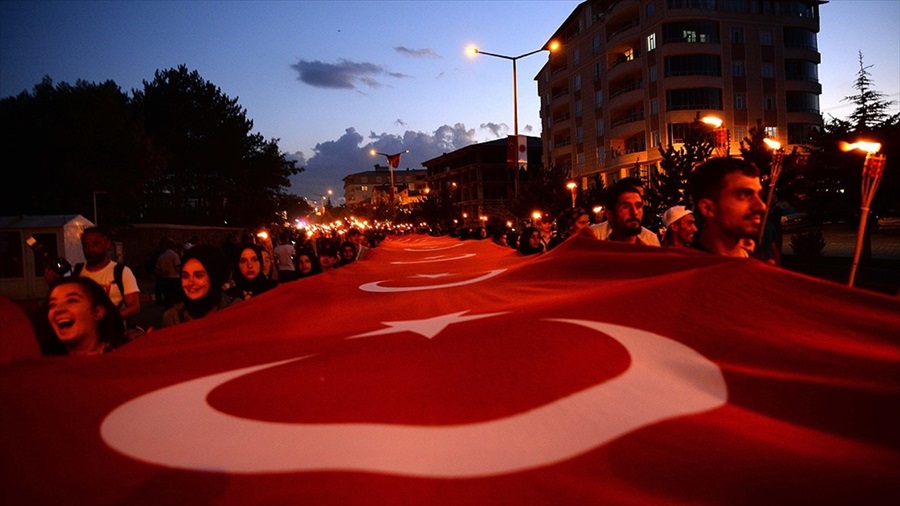 1071 metrekare Türk bayrağıyla "fener alayı"