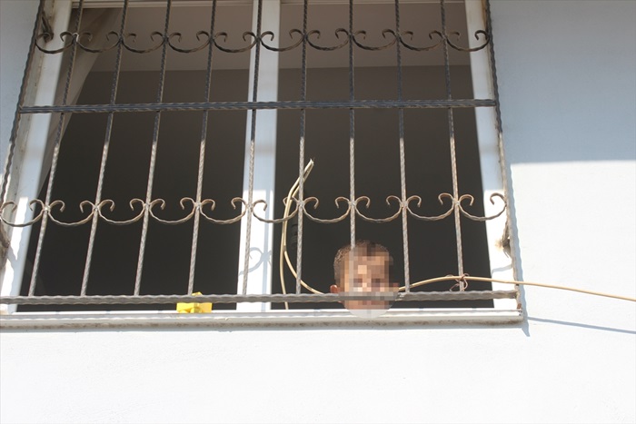 Evde tek başına bırakılan çocuk polisi harekete geçirdi