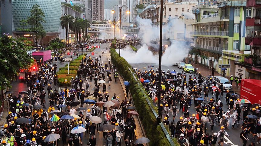 Hong Kong yönetimi tartışmalı yasa tasarısını geri çekiyor