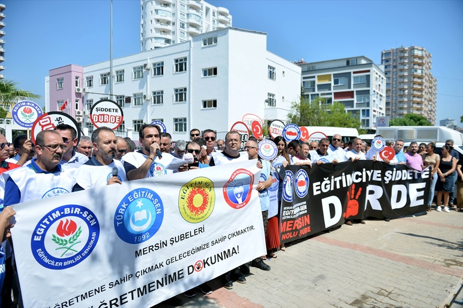 Velinin okul müdürünün kapısını kırması protesto edildi