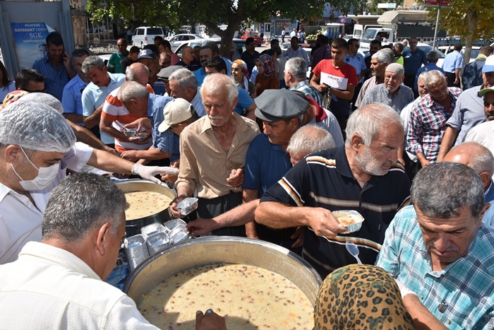 Karaisalı Belediyesi’nden Vatandaşlara Aşure İkramı