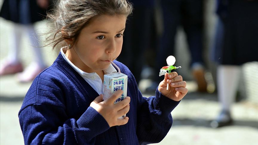 Okul çağındaki çocuklara düzenli süt tüketimi önerisi