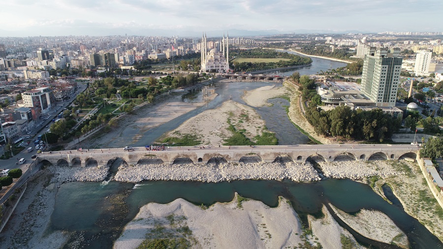 Dünyanın en eski köprüsüne sprey boya ile yazı yazdılar