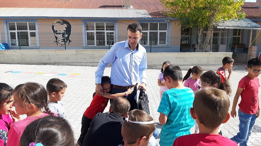 "Öğretmenim gitme" diyerek gözyaşı döktüler