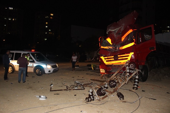 Adana'da freni tutmayan tır elektrik direğine çarptı