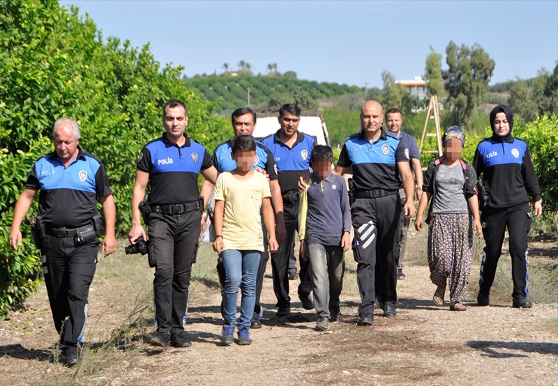 Tarım işçisi çocukları okulla polisler buluşturdu