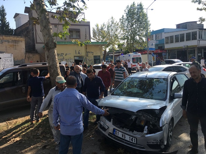 Adana'da trafik kazaları: 9 yaralı