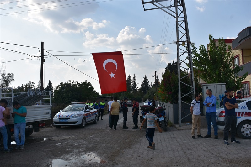 Şehit Türkel'in Adana'daki baba evine Türk bayrağı asıldı..