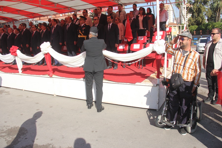 Tekerlekli sandalyeli gaziden İstiklal Marşına duygulandıran saygı