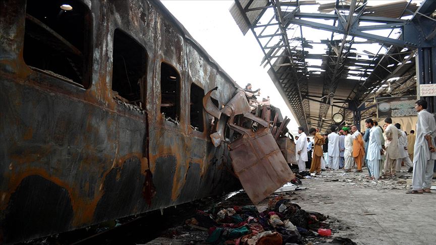 Pakistan'da yolcu treni alev aldı: 62 ölü