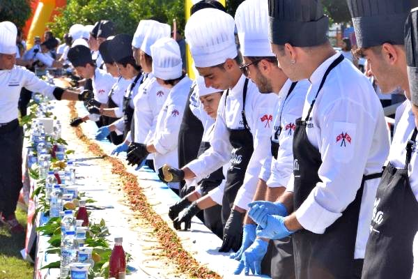 Aşçılık bölümü öğrencilerinden 33 metrelik tantuni