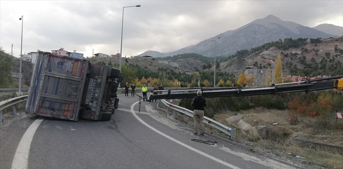 Adana'da kontrolden çıkan tır devrildi