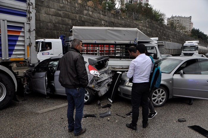 Adana'da 5 aracın karıştığı trafik kazasında 3 kişi yaralandı