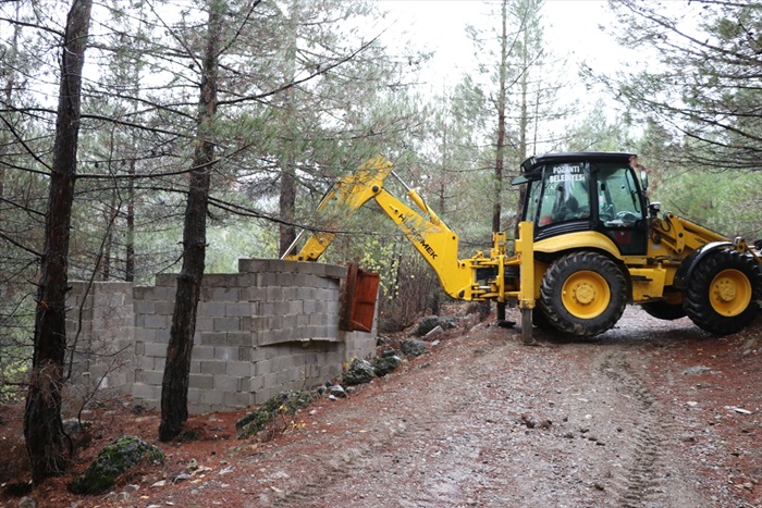 Pozantı'da kaçak yapılar belediye ekiplerince yıkıldı