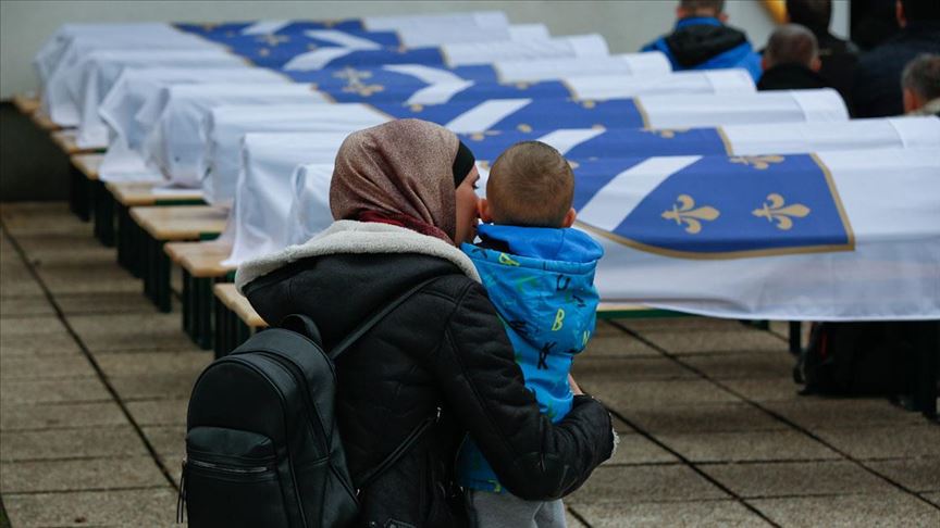 Bosna'daki savaşta öldürülen 12 Boşnak 27 yıl sonra toprağa verildi