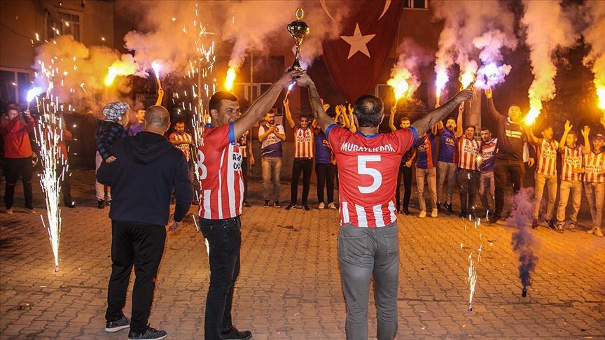 Kütahya'da şampiyon olan köy takımından gün boyu süren renkli kutlama