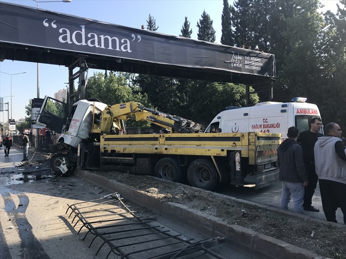 Adana'da kaza yapan vinçte sıkışan baba oğul kurtarıldı