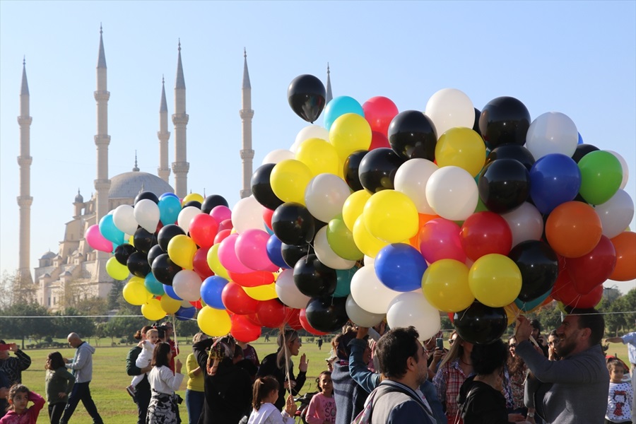 Adana'da öğretmenler 3 bin balon uçurdu