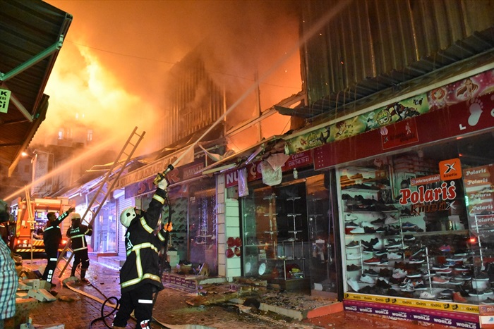 Adana'da iki iş yerinde çıkan yangın söndürüldü