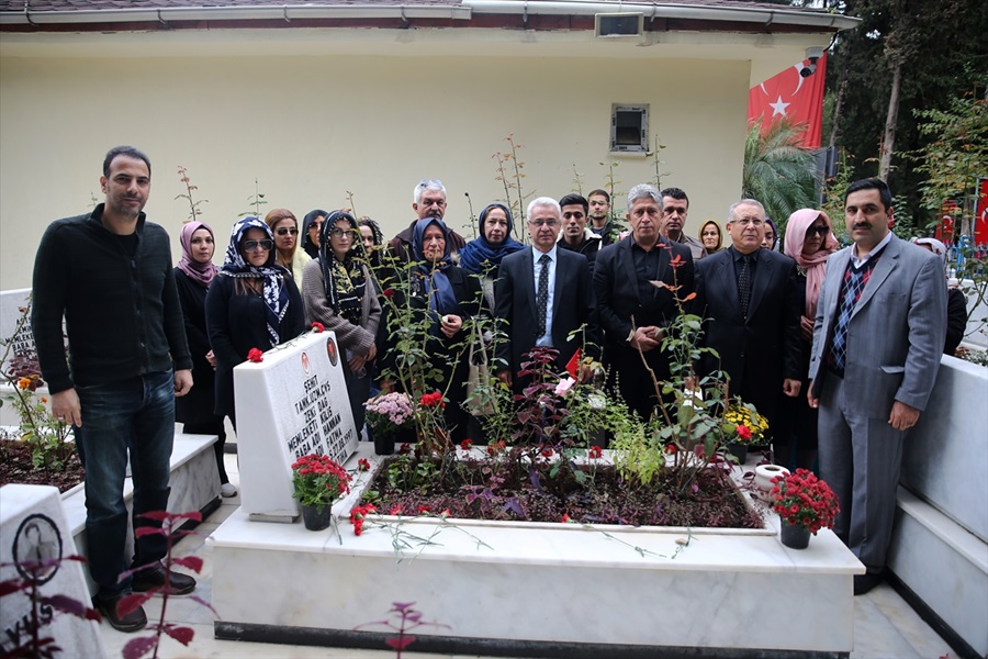 Şehidin adını taşıyan okulun öğretmenlerinden annesine örnek davranış