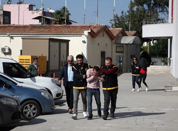 Adana'da 3 gün önce evlenen çift, kuyumcudan dolandırıcılık iddiasıyla yakalandı