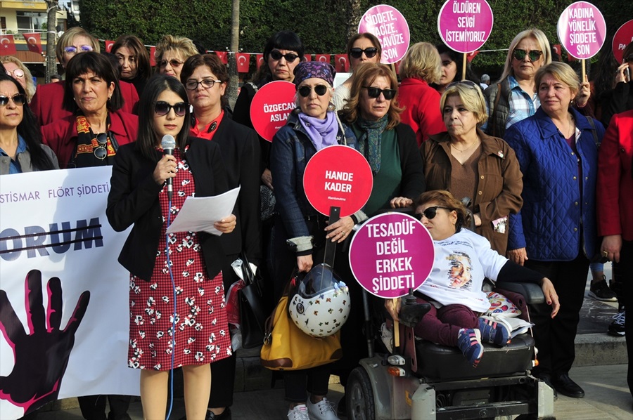 Adana'da kadınlar "kadına şiddeti" protesto etti