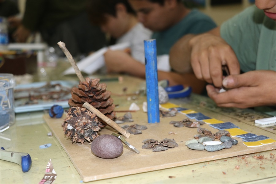 Koruma altındaki çocuklar çöpleri sanat eserine dönüştürüyor