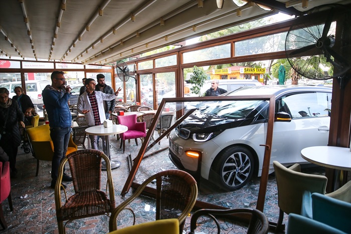 Adana'da elektrikli otomobilin kafeye girmesi sonucu 2 kişi yaralandı