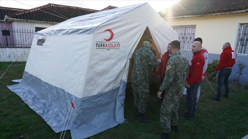 Türk Kızılay Arnavutluk'ta depremzedeler için çadır kurmaya başladı