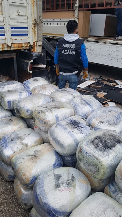 Adana'da tırda mobilyalar arasına gizlenmiş 721 kilo 600 gram esrar bulundu