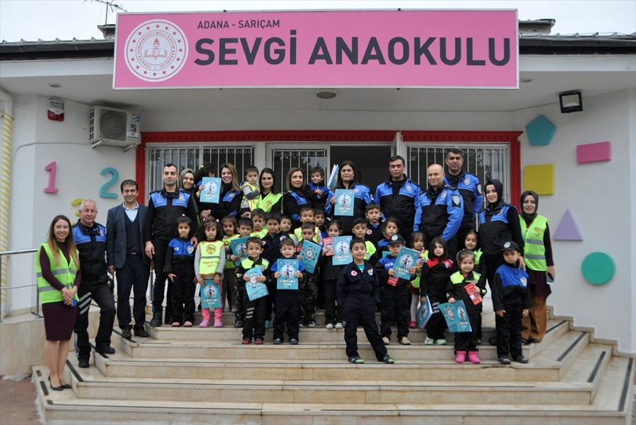 Kadın polis, çocuklarına anlattığı masalları öğrenciler için kaleme aldı