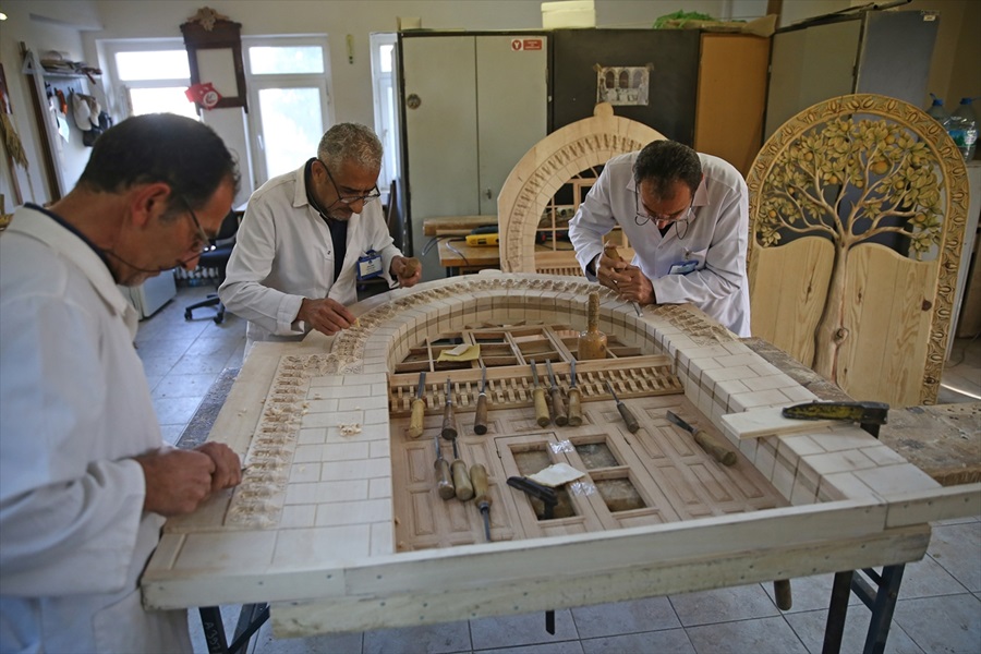 Adana'daki tarihi Ulu Cami'nin girişi ahşaba aktarılıyor