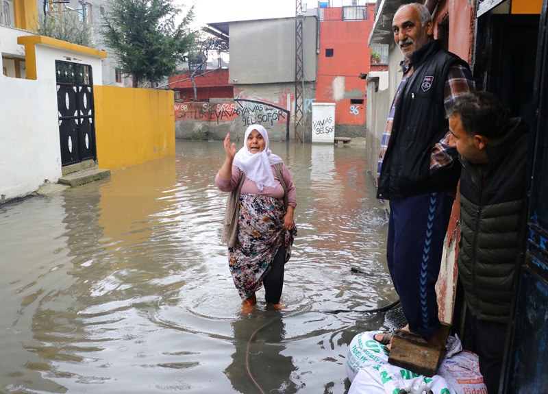 Adana’da evlerini su basan vatandaşlar çileden çıktı