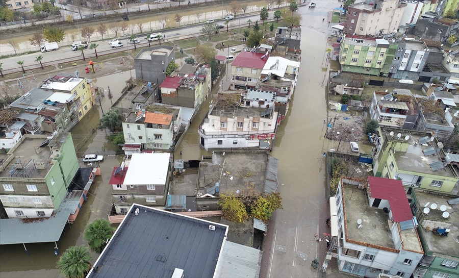 Adana'da sular altında kalan mahalleler drone'la görüntülendi..