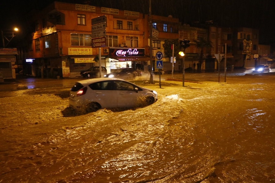 Sulama kanalı taştı ana yol sular altında kaldı