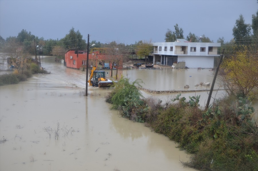 Adana'nın Kozan ilçesinde sağanak nedeniyle bazı evleri su bastı