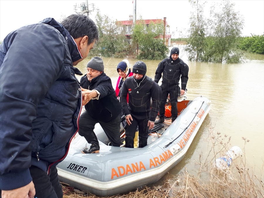 Su baskını nedeniyle evlerinde mahsur kalan çift ve köpekleri botla kurtarıldı