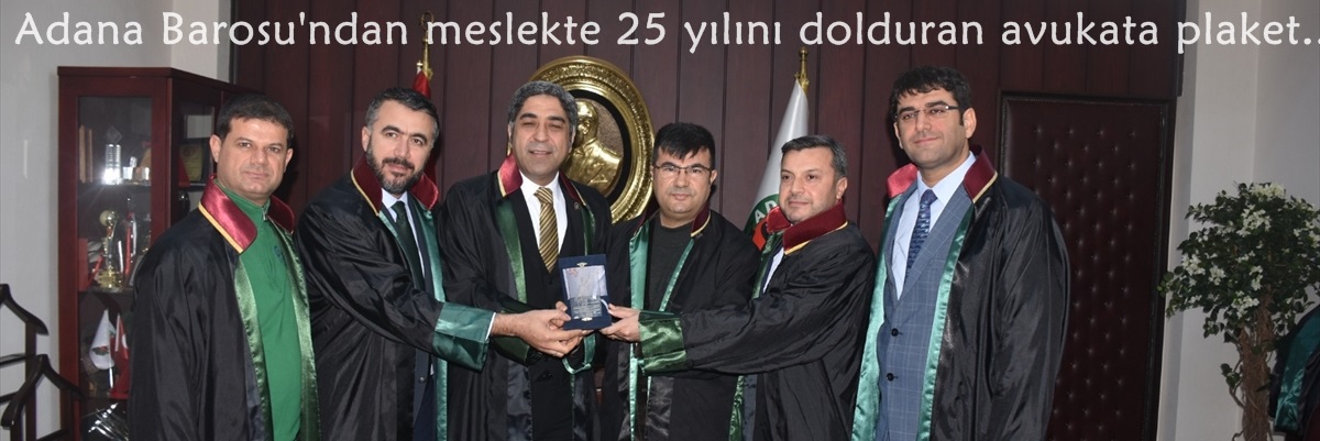 Adana Barosu'ndan meslekte 25 yılını dolduran avukata plaket