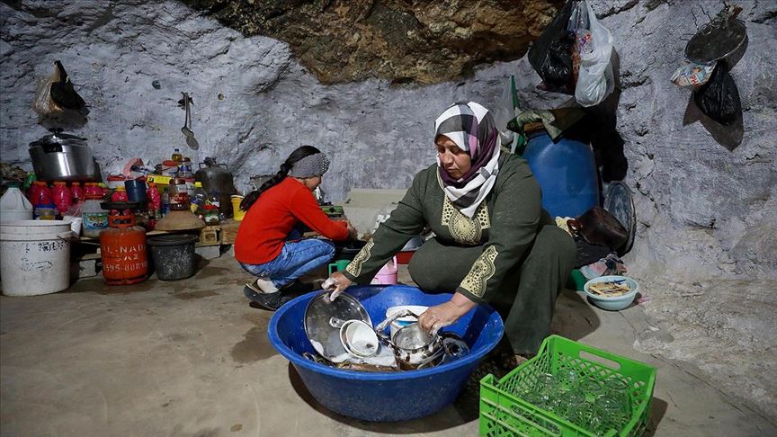 İsrail'in evlerini yıktığı Filistinliler mağaraları mesken tuttu