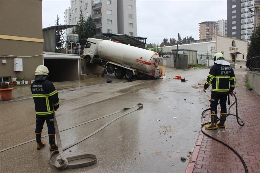 Adana'da freni boşalan LPG tankeri duvarda asılı kaldı