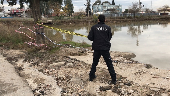 Adana'da polis su dolan inşaat temelinde önlem aldı